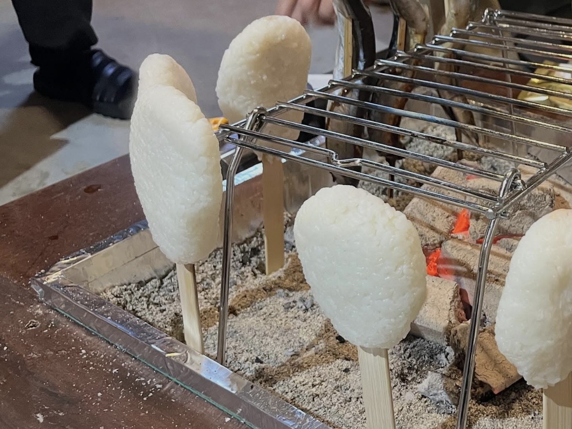 五平餅を炭火で焼くひととき